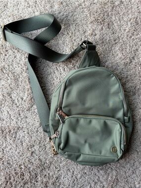 NWOT Lululemon Everywhere Sling Bag 4.2L in Bay Leaf with Gold Hardware
